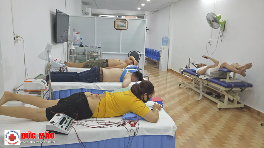 Các bệnh nhân đang diều trị chữa Đau vai gáy tại phòng khám Đức Mão